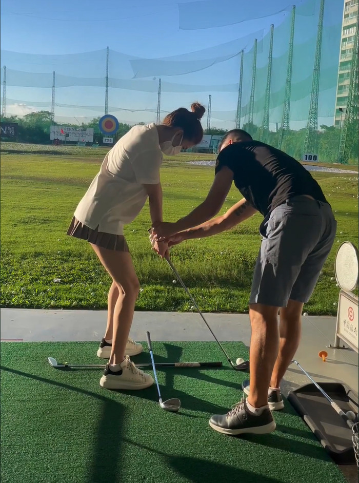 Em gái Công Vinh đi đánh golf với anh trai.