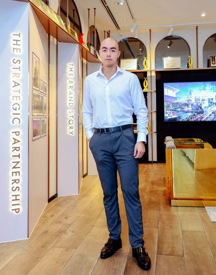 Trên trang cá nhân, vị thiếu gia khá khép kín và không chia sẻ nhiều hình ảnh rõ diện mạo