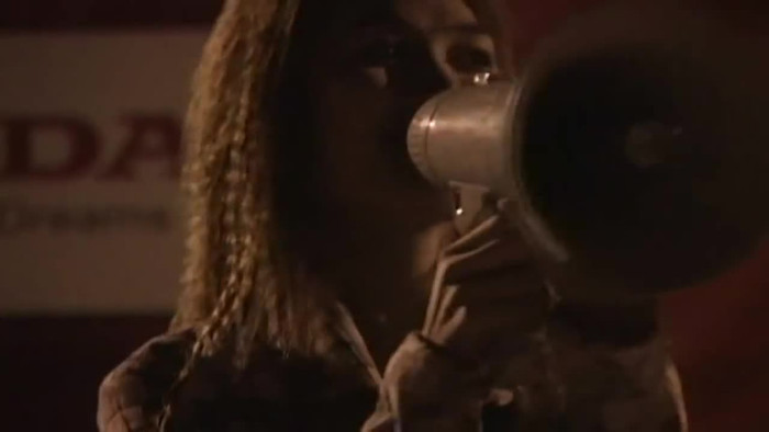 Hình ảnh Mỹ Tâm sử dụng loa thay cho micro vì sự cố cúp điện trên sân khấu. 