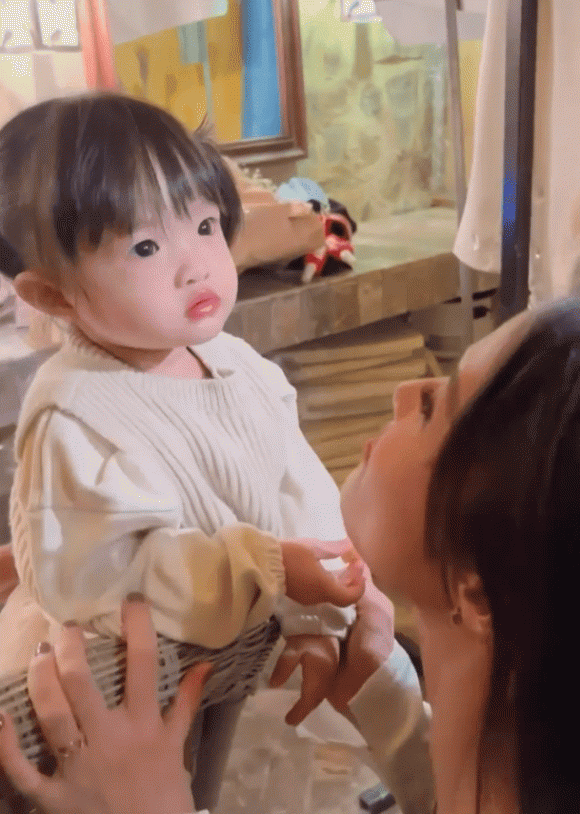'Thế lực nhí' nhà Đông Nhi - Ông Cao Thắng được nhận xét càng lớn càng giống bố