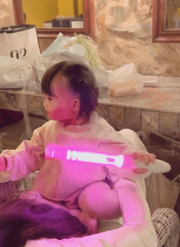 Ở trong hậu trường, Winnie thích thú cầm lightstick trên tay, còn đung đưa theo nhạc trông 'cưng xỉu'.