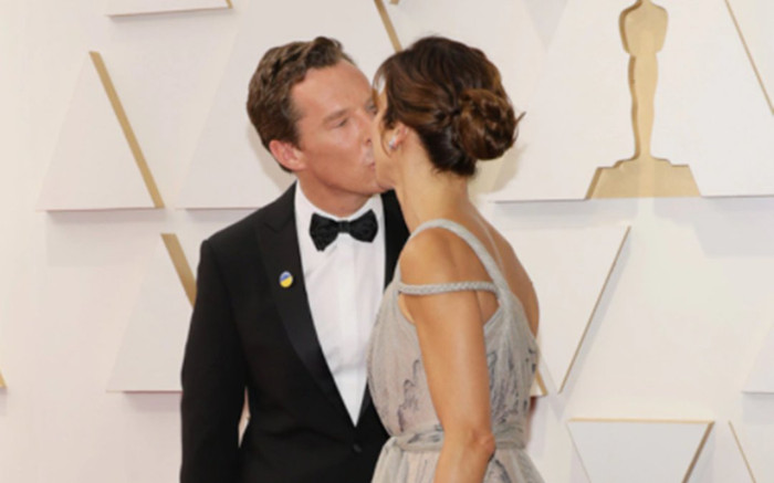 Oscar 2022: Benedict Cumberbatch và vợ hôn nhau cực cháy trên thảm đỏ, giật luôn spotlight của dàn sao Ảnh 2