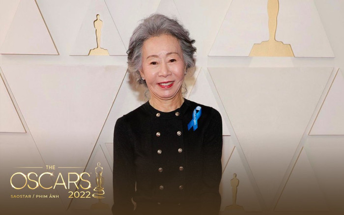 Oscar 2022: Minh tinh 74 tuổi Youn Yuh Jung xuất hiện đầy quyền lực, gây chú ý với hành động ý nghĩa này! Ảnh 2
