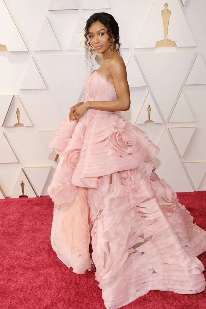 Zuri Hall diện đầm hoa hồng pastel nổi bật từ nhà mốt Sophie Couture.