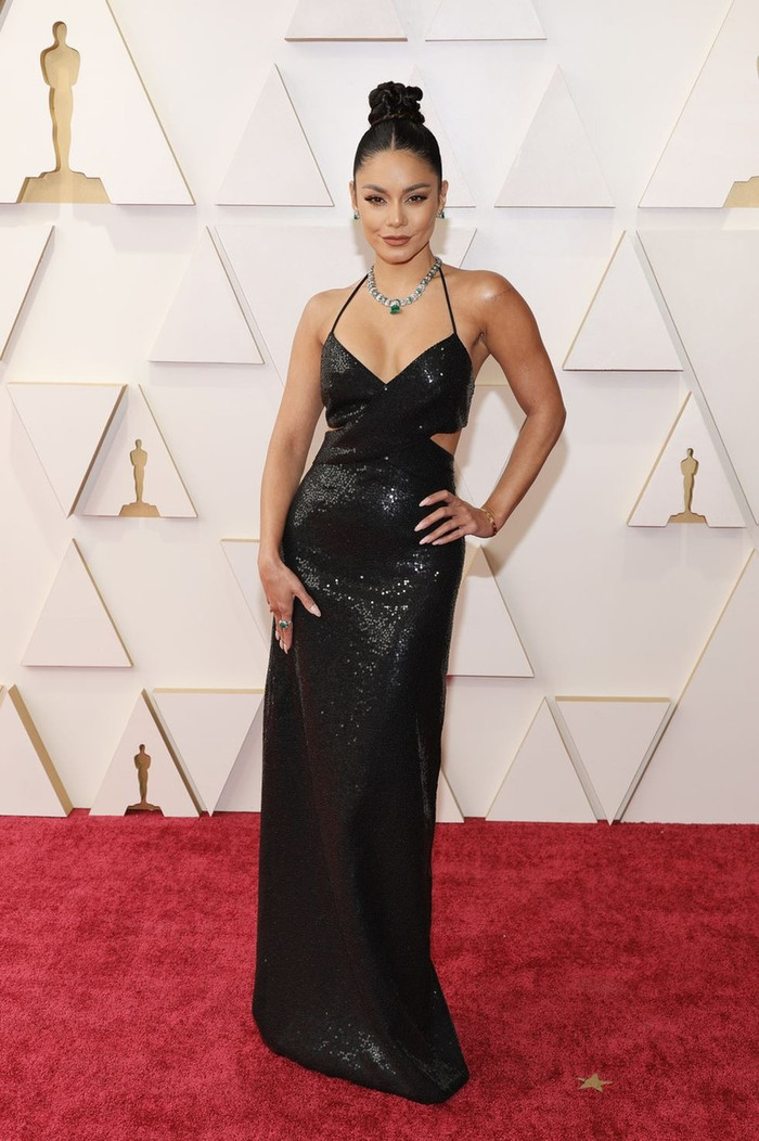 Vanessa Hudgens xuất hiện cực quyến rũ tại Oscar 2022 trong chiếc đầm sequin đen sang trọng đến từ nhà mốt Michael Kors. Với điểm nhấn là chi tiết cut-out ở phần eo và thiết kế cổ yếm mang lại hình ảnh sexy tinh tế cho người đẹp.
