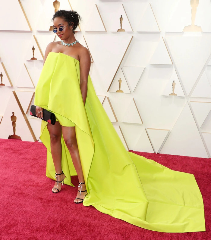 Sự chú ý đổ dồn vào chiếc váy quá ư 'chói chang' của nữ ca sỹ H.E.R. Cô nàng diện thiết kế của Carolina Herrera.