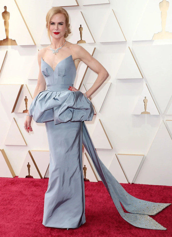 Nicole Kidman khiến giới mộ điệu trầm trồ với visual hack tuổi cùng bờ vai thon thả trong thiết kế của Armani Prive.