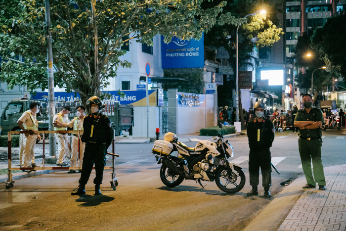 Lực lượng chức năng khám xét nhà bà Nguyễn Phương Hằng vào tối 24/3.