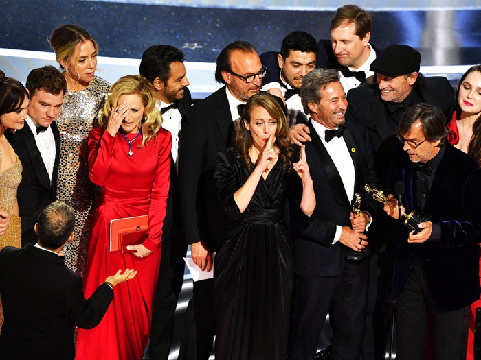 Dàn diễn viên CODA nhận giải Phim hay nhất tại Oscar 2022.