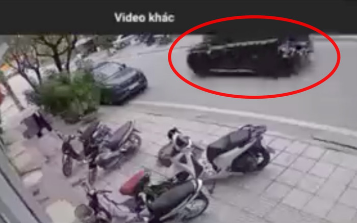 Thêm góc camera khác cảnh Mercedes ở Quảng Ninh lao như bay đâm tử vong người đi xe máy? Ảnh 2