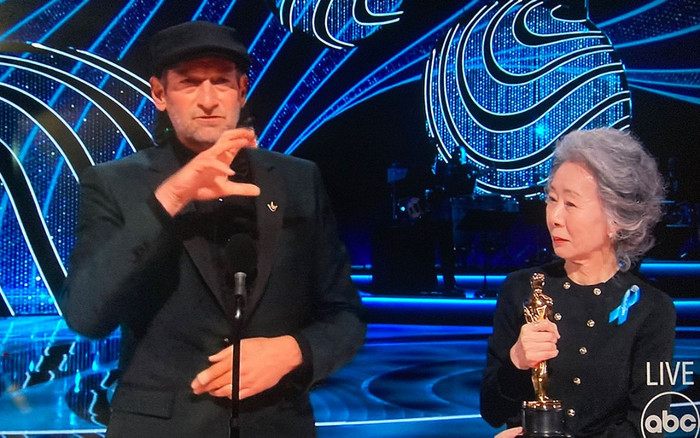 Minh tinh Hàn gây xúc động: Dùng ngôn ngữ kí hiệu công bố diễn viên khiếm thính đầu tiên thắng giải Oscar Ảnh 2