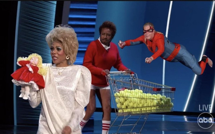 Oscar 2022 trở thành gánh xiếc: MC hóa trang kỳ dị đến mức lố lăng! Ảnh 2