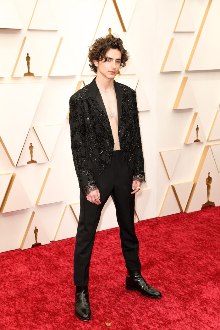 Mỹ nam Timothée Chalamet khoe ngực trần trên thảm đỏ Oscar, chị em dạt hết ra! Ảnh 1