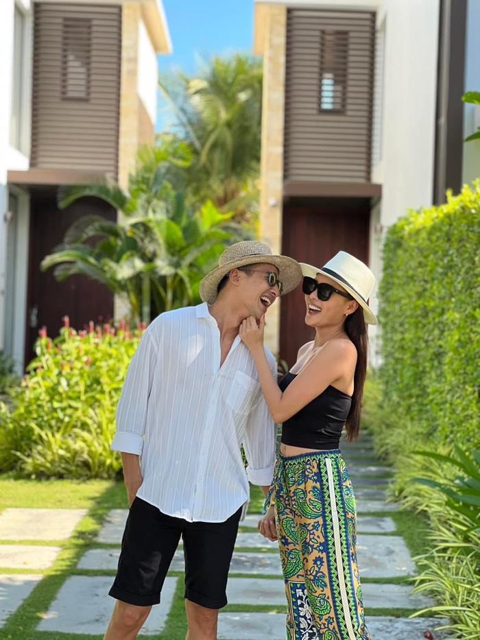 Cả hai không quên trao cho nhau những cử chỉ âu yếm để có những bức hình cực tình cảm.