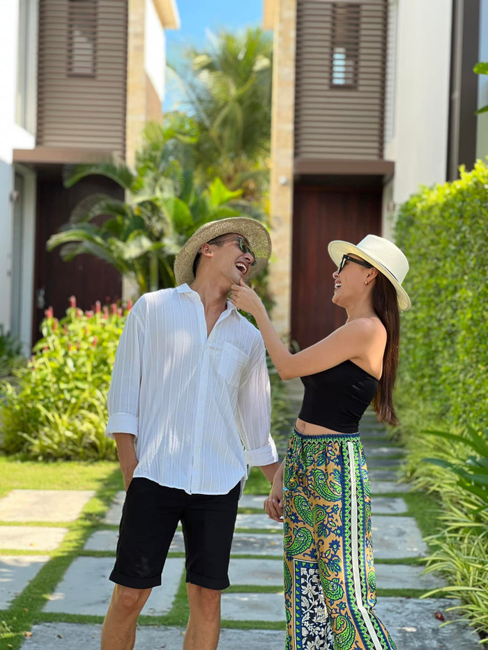 Cặp đôi còn gây chú ý bởi những cử chỉ thân mật như ôm eo, quàng cổ và không ngại 'pha trò' trước ống kính.