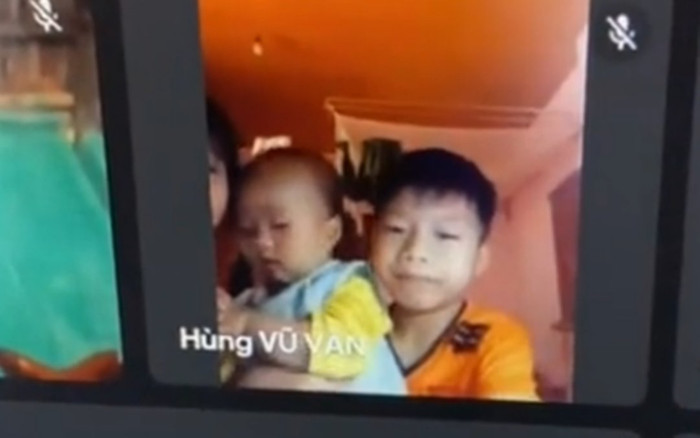 Clip: Vừa học online vừa trông em nhỏ, nam sinh lớp 4 khiến dân mạng rần rần ngợi khen Ảnh 2
