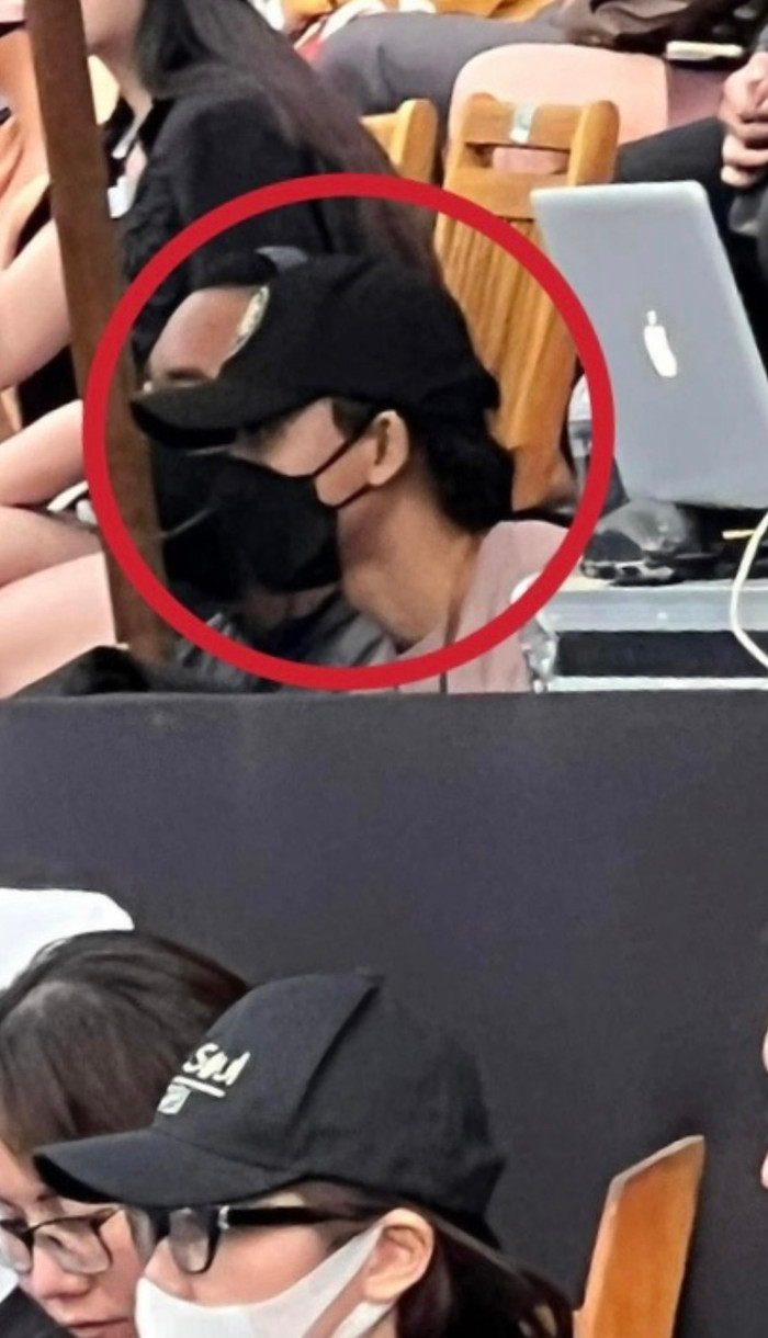 Anh chàng say sưa dõi theo và thưởng thức màn trình diễn của Mỹ Tâm.