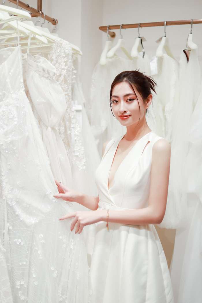 Người đẹp cũng thích thú ngắm nhìn những chiếc váy cưới tinh xảo, cầu kỳ.