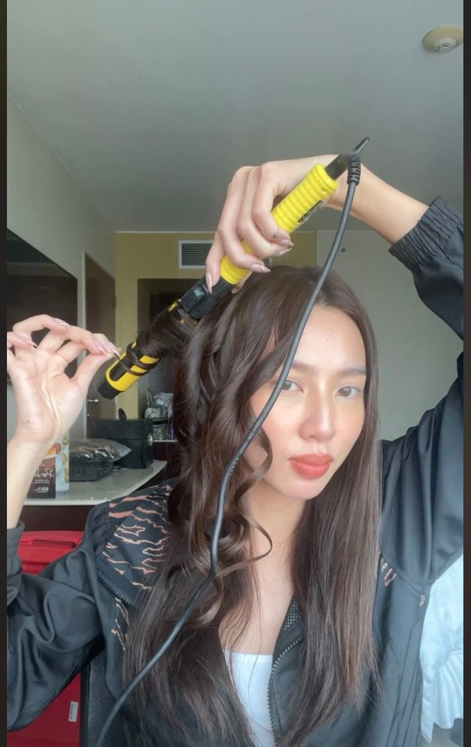 Vừa làm tóc nàng hậu vừa livestream giao lưu cùng fan hâm mộ.