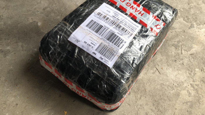Gói hàng bí ẩn được cho là 5 lít axit châm bình ắc quy sulfuric (H2SO4) được shipper giao đến. Người đặt hàng từ trước đó là nghi phạm trong vụ án mạng.