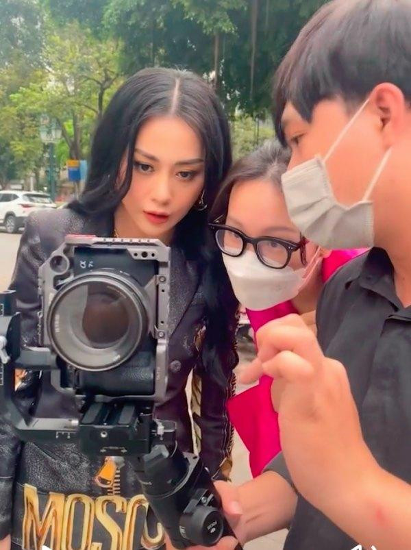 Đấy là trên clip tự đăng, còn clip từ team qua đường cũng ấn tượng như thế, chẳng chút khác biệt. 