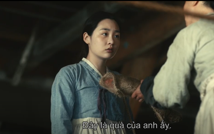 Han Su chủ động gửi quà cho Sun Ja, dù cô chưa biết đến anh.