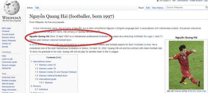 Ngoài ảnh chế qua phần mềm photoshop, rang wikipedia tiếng Anh của Quang Hải cũng bị thay đổi thông tin.