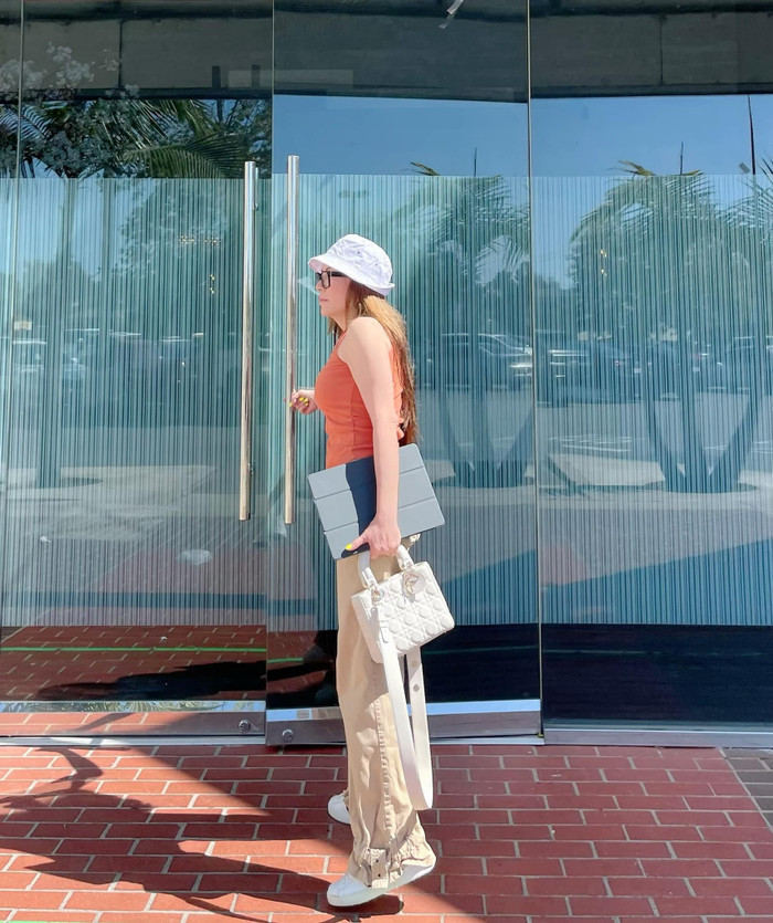 Trong bức hình, Thanh Hà xuất hiện với bộ đồ khá năng động và trẻ trung