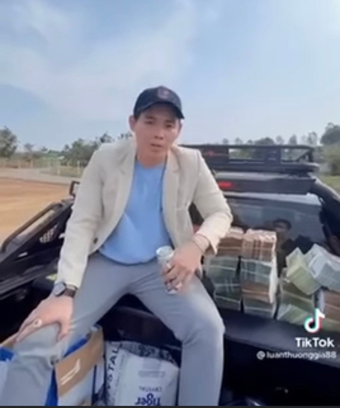 Thanh niên rải tiền 'cho đất ăn' để làm giàu thừa nhận quay clip... cho vui và câu view Ảnh 3