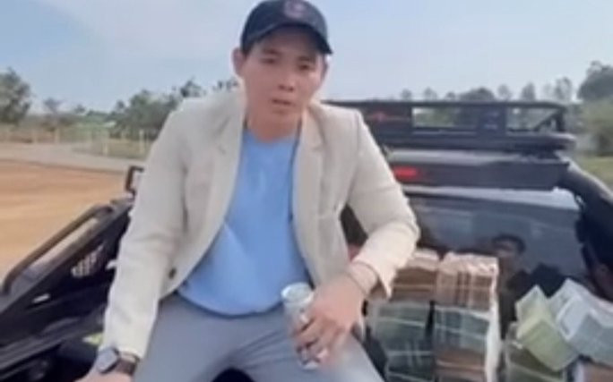Thanh niên rải tiền 'cho đất ăn' để làm giàu thừa nhận quay clip... cho vui và câu view Ảnh 2