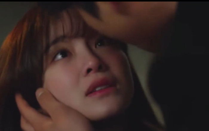 Hẹn Hò Chốn Công Sở tập 9: Ahn Hyo Seop cưỡng hôn Kim Se Jeong, biểu cảm nữ chính gây chú ý Ảnh 2