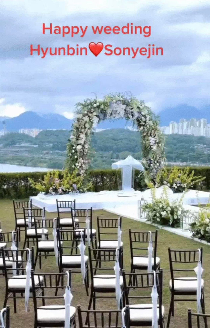 Cổng hoa đã được dựng xong, ghế cho 200 khách mời đã trang trí, chỉ chờ ngày cặp đôi cùng nhau sánh bước vào lễ đường.