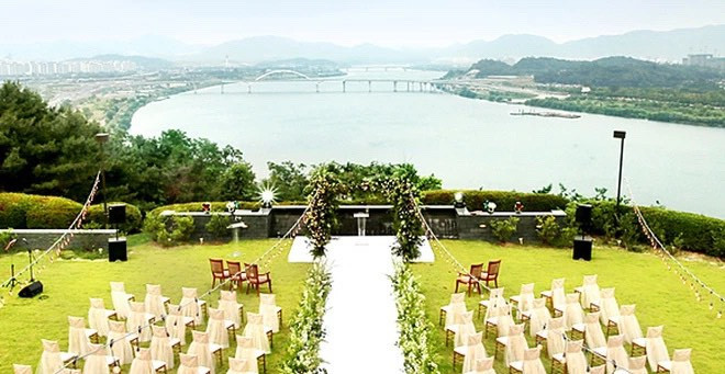 Hôn lễ của hai diễn viên Hyun Bin và Son Ye Jin được tổ chức lúc 11h ngày 31/3 tại khu Aston House của khách sạn Sheraton Grand Waterhill, Gwangjin, Seoul.