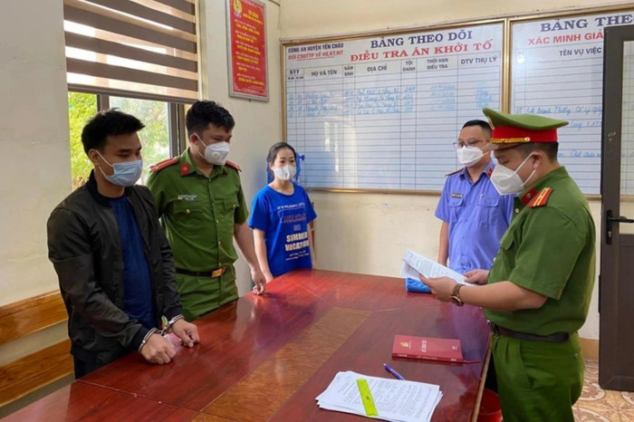 Đối tượng Nguyễn Văn Hoan (áo đen) tại cơ quan công an (Ảnh: Công an Sơn La).