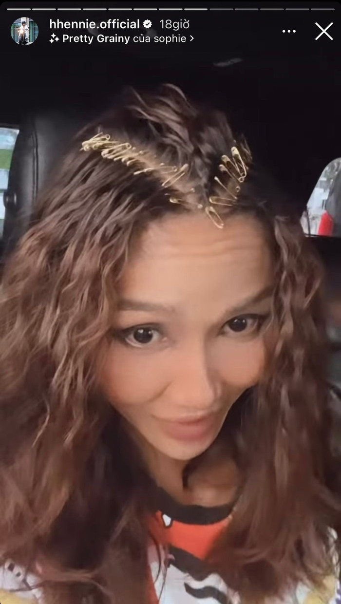 H'Hen Niê cầu cứu netizen xử lý hộ đống kim băng này. Biểu cảm nửa đùa nửa thật của nàng hậu khiến fan không khỏi phì cười.