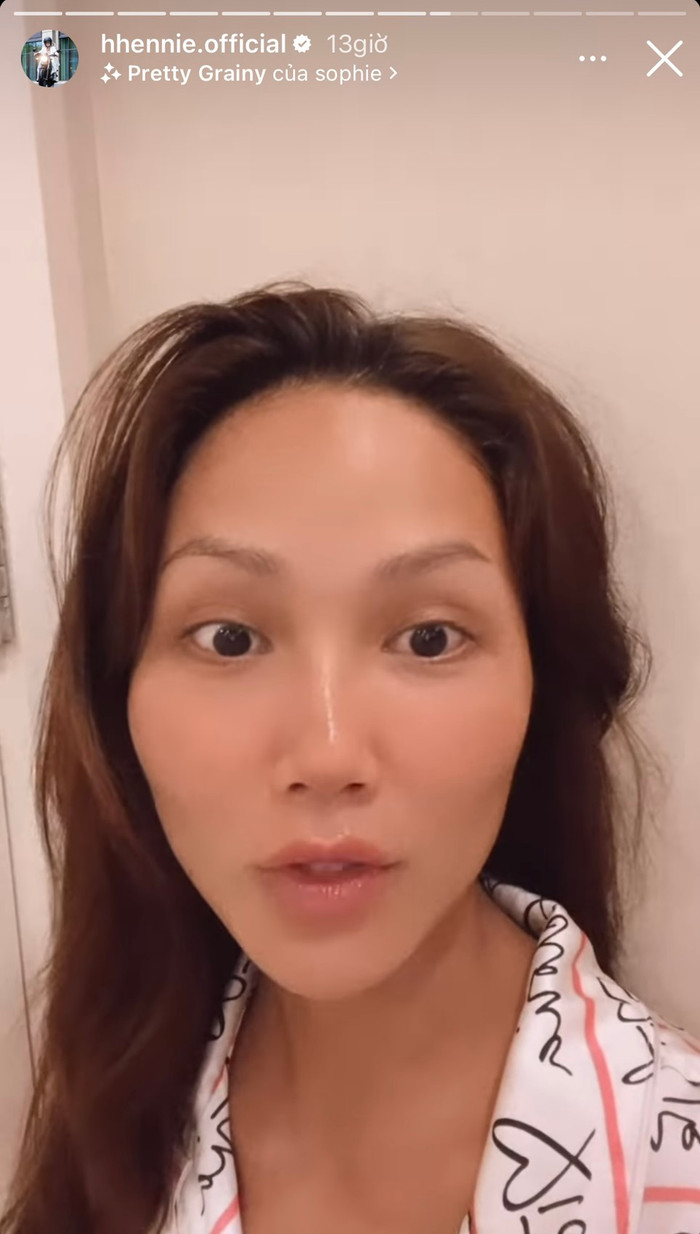 Sau lựa chọn, cuối cùng người đẹp cũng thoát khỏi đống kim băng kia. Xuất hiện với diện mạo tươi rói, nàng hậu không quên chúc fan ngủ ngon.