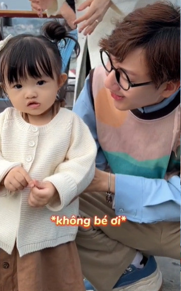 'Thế lực nhí' khá thoải mái tương tác với người lạ.