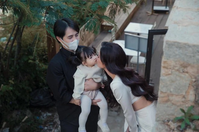 Trong nhiều show, ái nữ của Đông Nhi thường xuyên có sự xuất hiện của fan nhí này. 