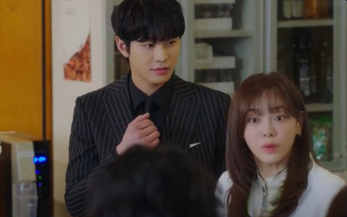 Hẹn Hò Chốn Công Sở: Kim Se Jeong đập văng máy tính của Ahn Hyo Seop, sao trông hung dữ thế? Ảnh 2