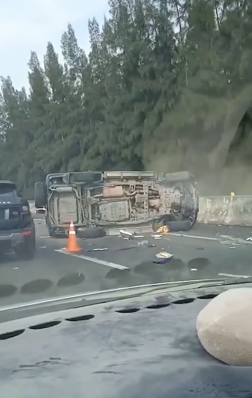 Nhiều mảnh vỡ vương vãi quanh khu vực hiện trường.