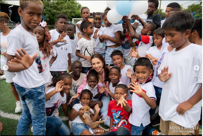 Thùy Tiên được người dân Colombia vây quanh, hết mình với điệu nhảy truyền thống cực đáng yêu Ảnh 5