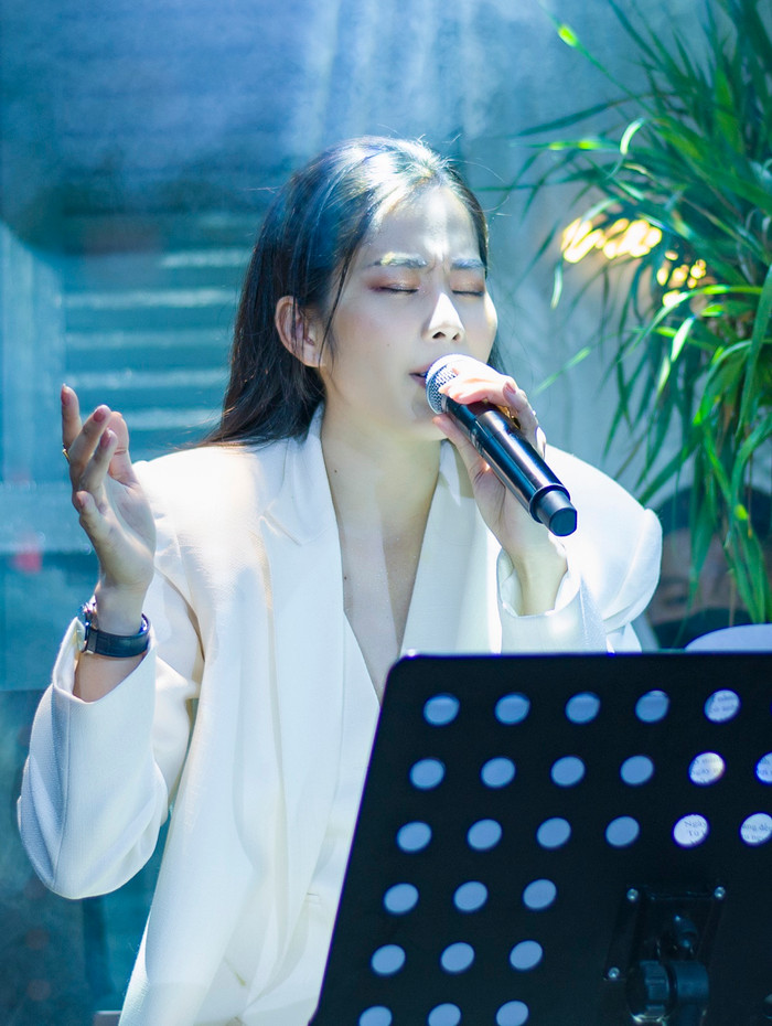 Nam Em bất ngờ bị khán giả chê bai khi hát live trên sân khấu mới: Chuyện gì thế này? Ảnh 3