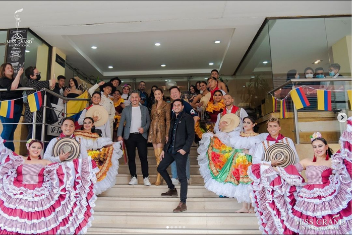 Thùy Tiên được người dân Colombia vây quanh, hết mình với điệu nhảy truyền thống cực đáng yêu Ảnh 3