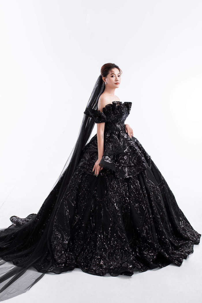 Và vợ đều sử dụng tông đen làm trang phục để chụp ảnh đám cưới thay vì màu trắng như bao cặp đôi khác