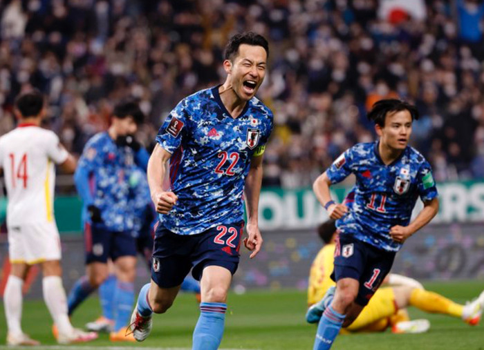 Yoshida gỡ hoà 1-1 cho Nhật Bản.