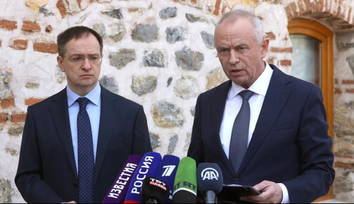 Cố vấn Tổng thống, Trưởng đoàn đàm phán Nga Vladimir Medinsky và Thứ trưởng Quốc phòng Nga Alexander Fomin họp báo sau cuộc đàm phán với Ukraine tại Istanbul, Thổ Nhĩ Kỳ ngày 29/3 (Ảnh: Sputnik).