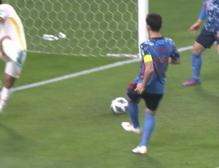 Tình huống đội trưởng Nhật Bản sút ra ngoài ở trận hoà Việt Nam 1-1.