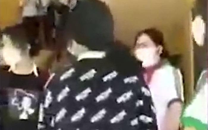 Xuất hiện clip 2 nữ sinh lớp 7 đánh đàn chị tới tấp bằng mũ bảo hiểm vì 'bị nhìn thiếu thiện cảm' Ảnh 2