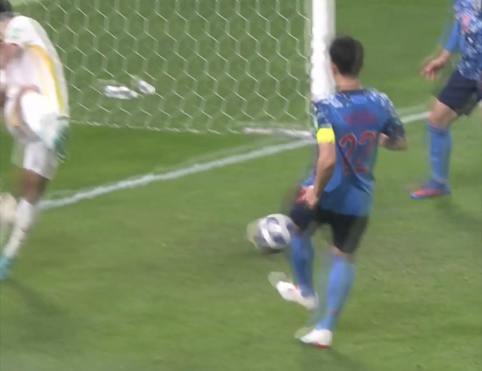 Tình huống đội trưởng Nhật Bản sút ra ngoài ở trận hoà Việt Nam 1-1.