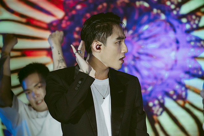 Sơn Tùng M-TP từng gặp sự cố âm thanh khi trình diễn trong một chương trình truyền hình trực tiếp.